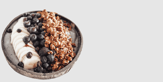 Blueberry smoothie bowl with banana & homemade granola